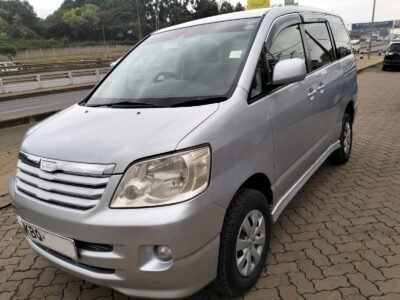 2004 TOYOTA NOAH