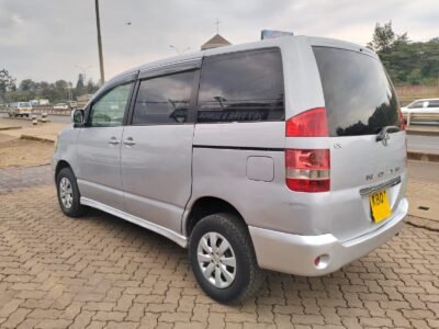 2004 TOYOTA NOAH