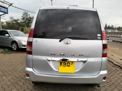 2004 TOYOTA NOAH