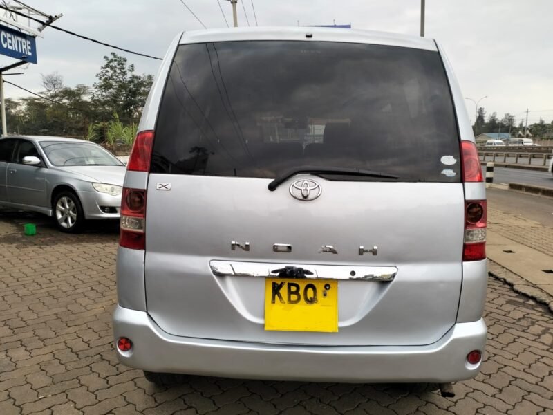2004 TOYOTA NOAH